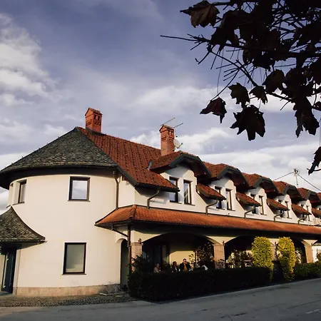 Hisa Putr Bed and Breakfast 4*