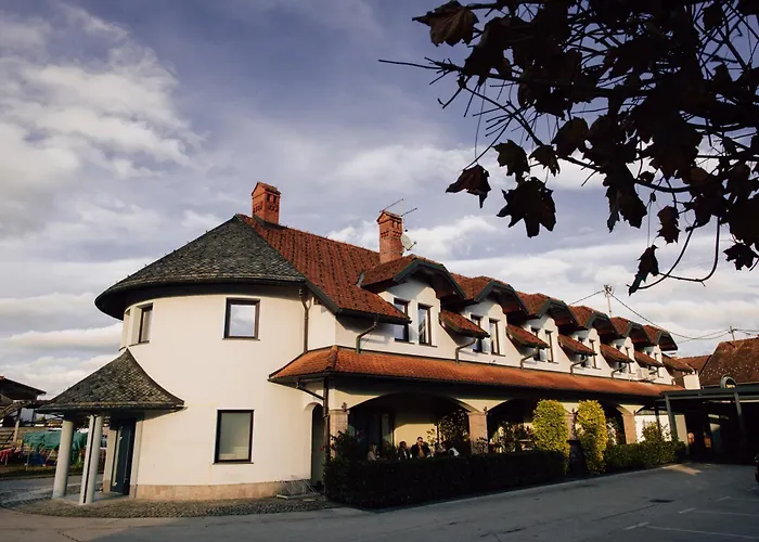 Hisa Putr לינה וארוחת בוקר 4*